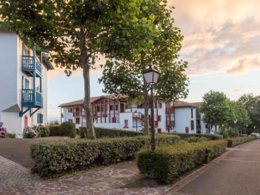 T1 Bis Avec Piscine Vue Golf Et Montagnes Apartamento Arcangues Exterior foto