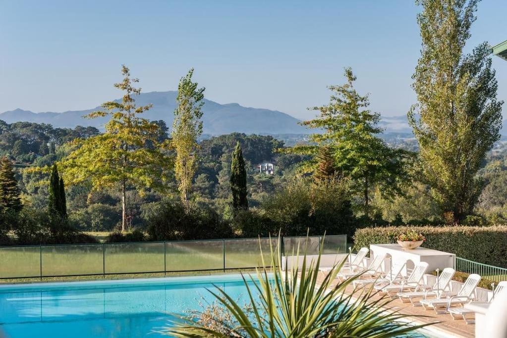 T1 Bis Avec Piscine Vue Golf Et Montagnes Apartamento Arcangues Exterior foto