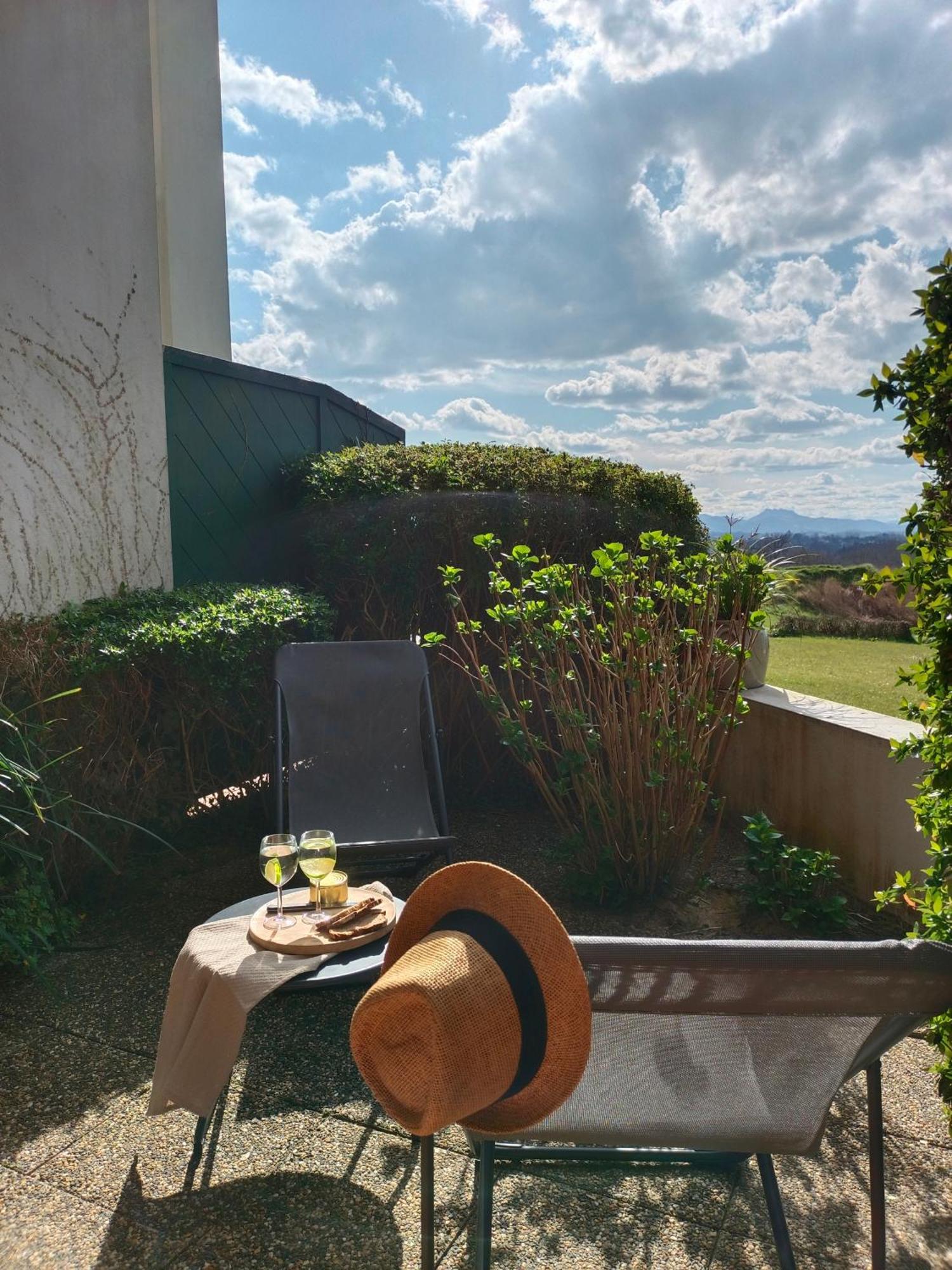 T1 Bis Avec Piscine Vue Golf Et Montagnes Apartamento Arcangues Exterior foto
